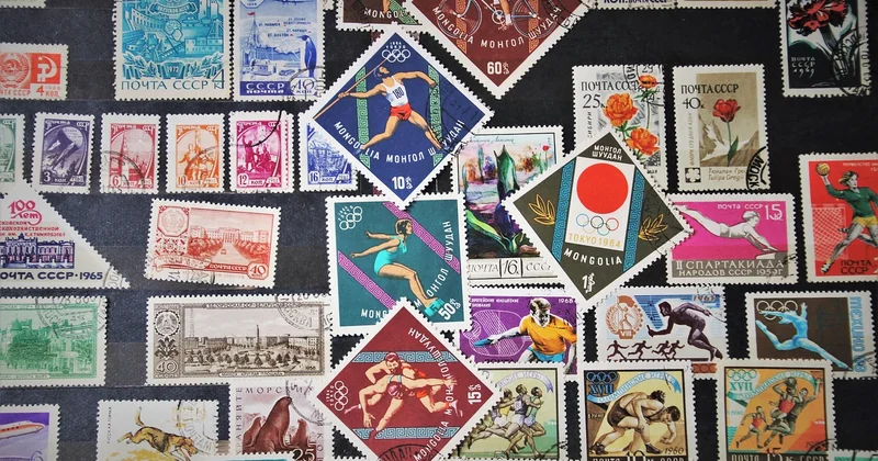 Que signifie coller un timbre à l’envers sur une enveloppe ?